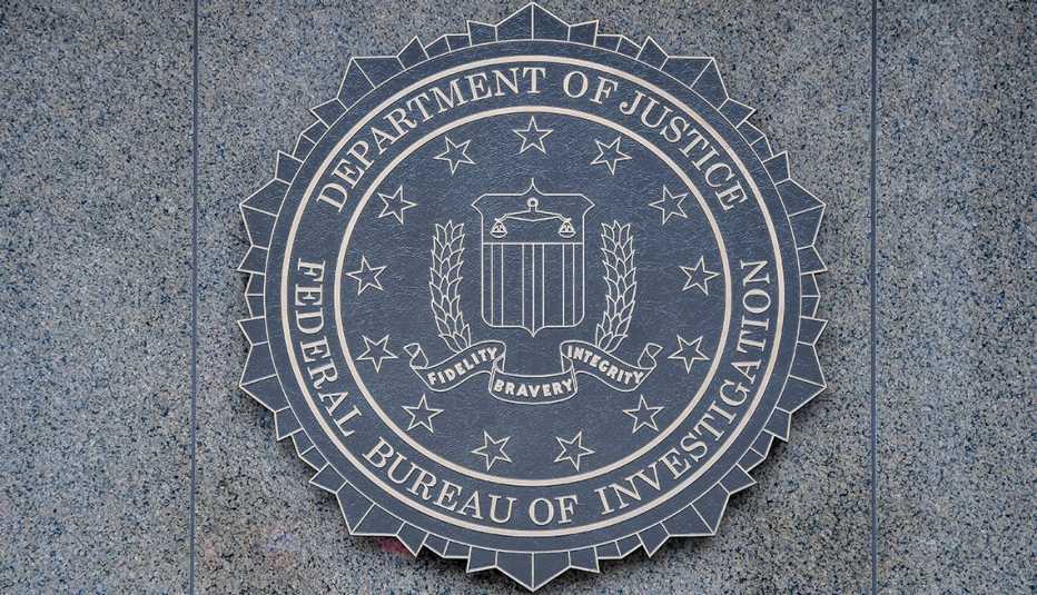 Sello del FBI en un muro del edificio J Edgar Hoover en Washington, D.C.