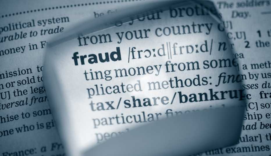 Parte de un diccionario resaltada donde está la definición de fraude.