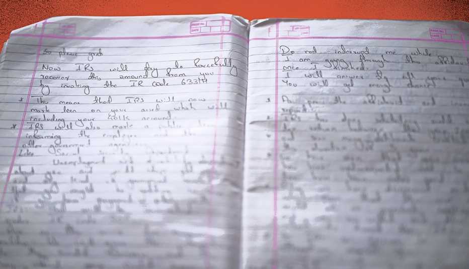 Cuaderno de notas de un estafador con sus diálogos y respuestas