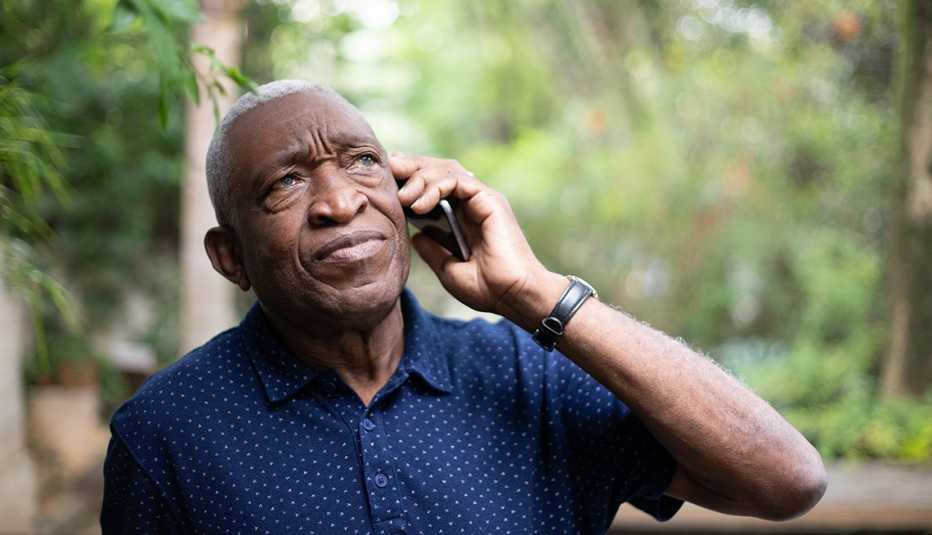 Hombre mayor hablando por teléfono en un parque