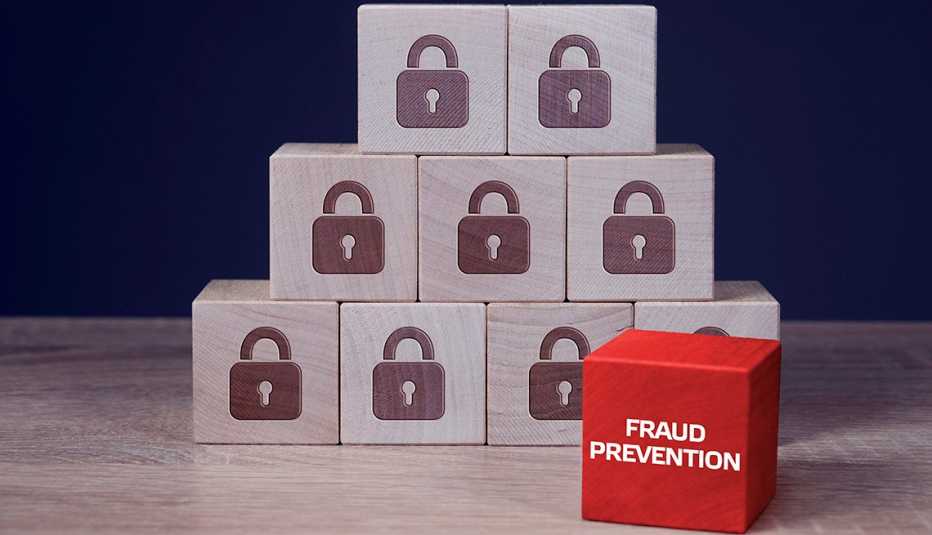 Cajas con una imagen de candado y apiladas en forma de pirámide. Al lado una caja roja que dice prevención de fraude. 