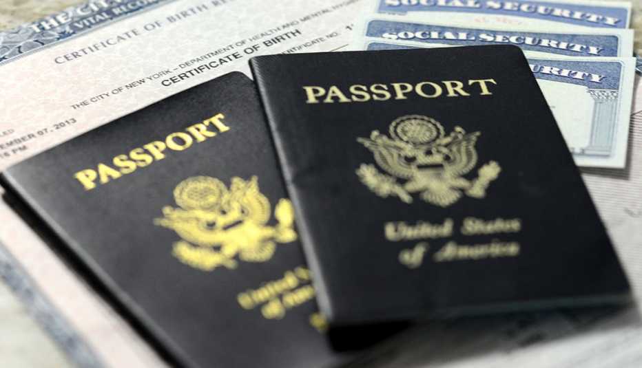 Pasaportes, tarjetas de Seguro Social, y certificado de nacimiento
