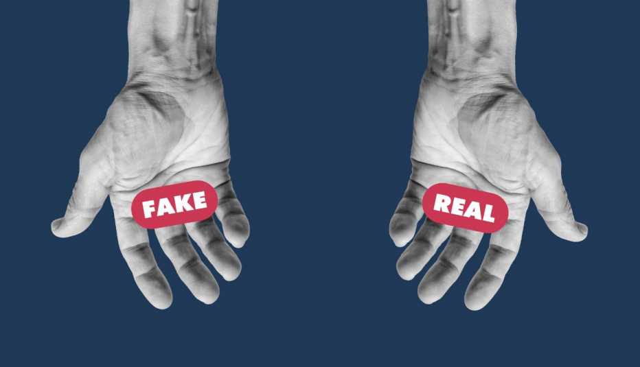  Dos manos humanas sosteniendo las palabras en inglés falso y real, sobre un fondo azul.