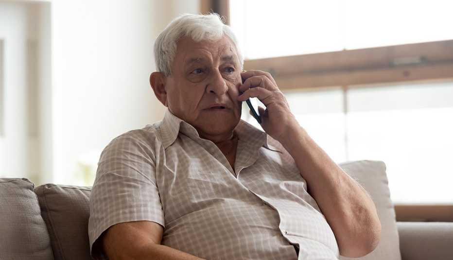 Hombre mayor hablando por teléfono
