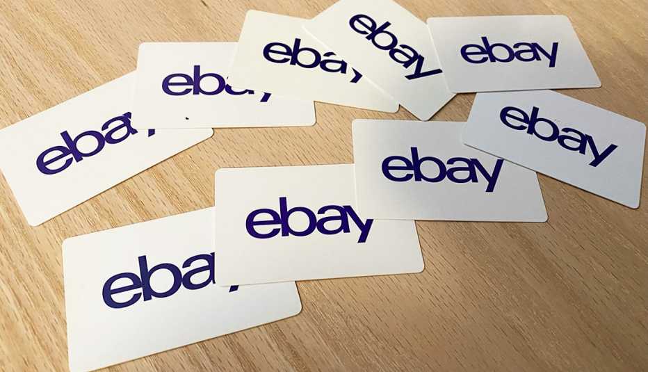 Tarjetas de regalo de ebay sobre una superficie de madera