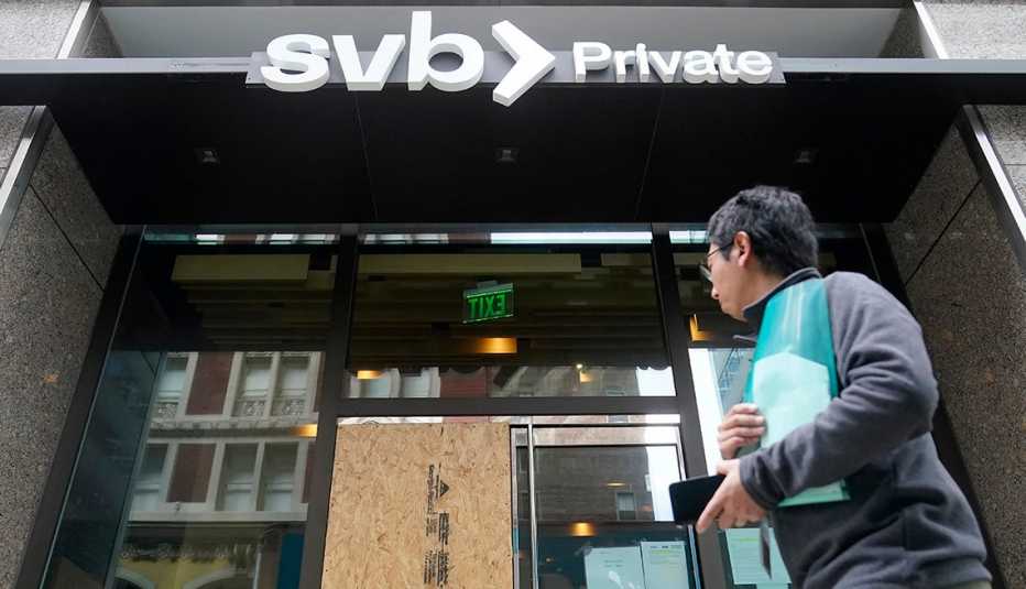 Una persona pasa frente a una sucursal del SVB Bank en San Francisco.