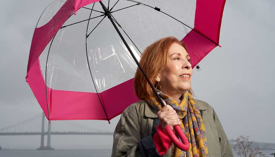 Elizabeth Spiegler en su vecindario en Queens, Nueva York, bajo su sombrilla en un día lluvioso.