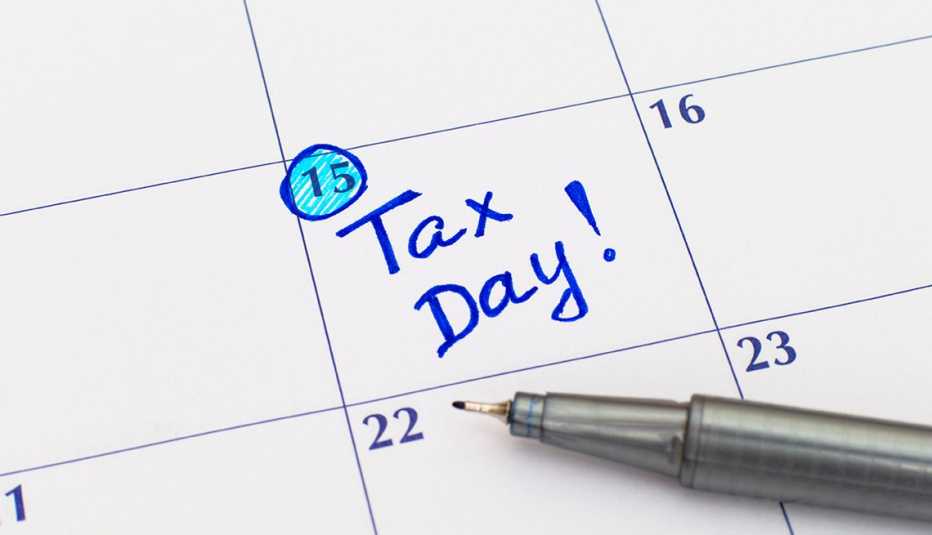 Calendario con el letrero en tinta azul Tax Day!, en el día 15.