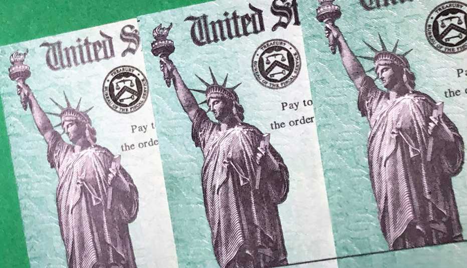 Acercamiento a cheques de estímulo del Departamento del Tesoro de los Estados Unidos.