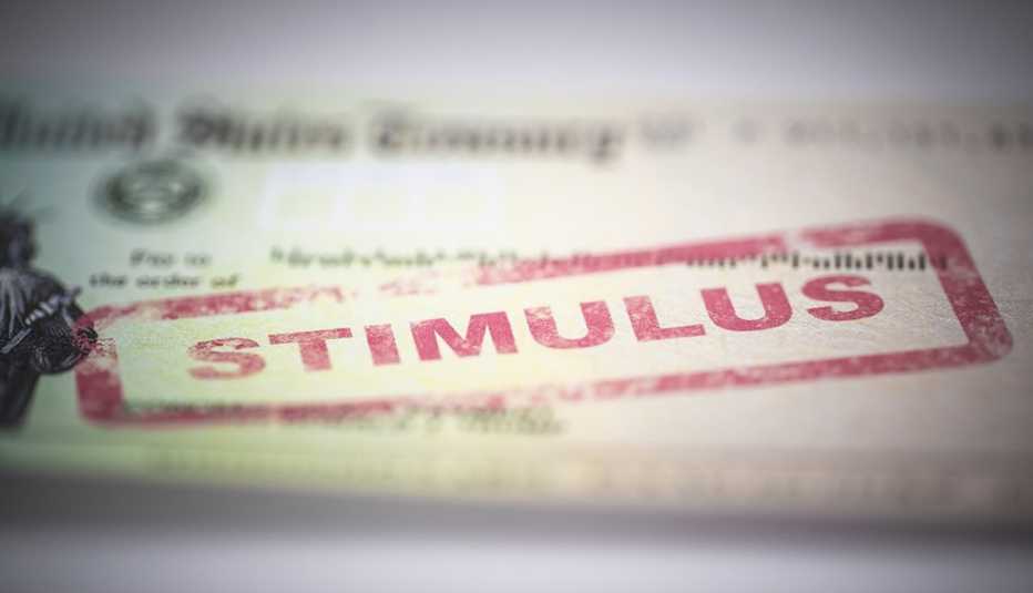 El cheque de estímulo económico de 2020 con la palabra estímulo.