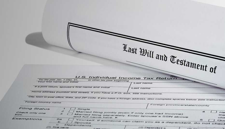 Testamento y formulario del último deseo al lado de un formulario 1040 del IRS