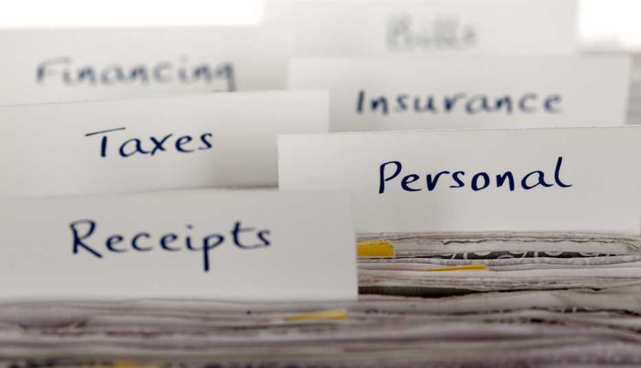 Archivador personal dividido por secciones de recibos, personales, impuestos, seguros, finanzas
