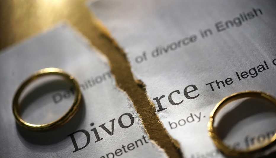 Anillos de matrimonio sobre una demanda de divorcio partido a la mitad