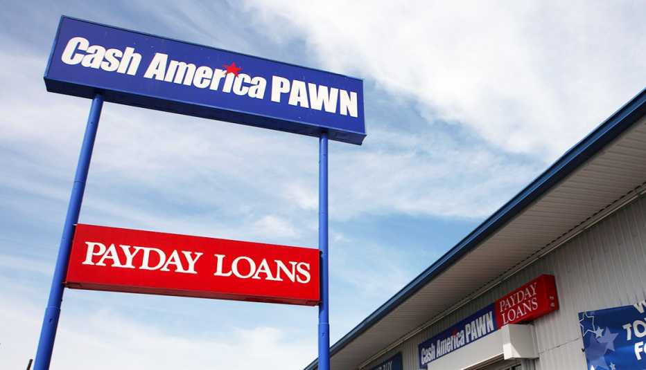 Vaya con el nombre de tienda de empeños Cash American Pawn y debajo un letrero que dice préstamos del día