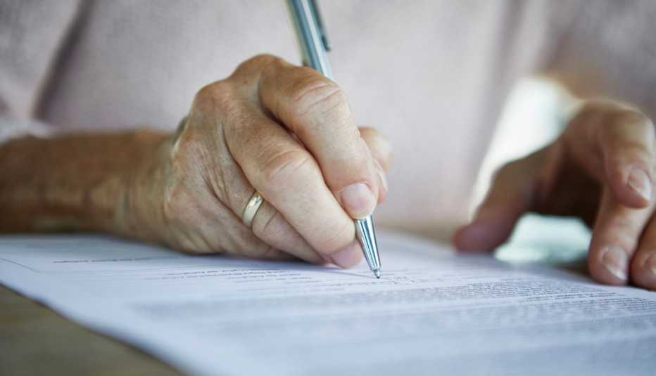 Persona mayor firmando un testamento