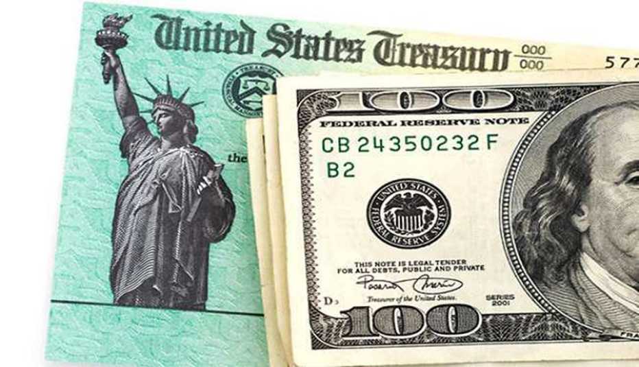 Billetes de 100 dólares encima de un Bono del Tesoro de Estados Unidos