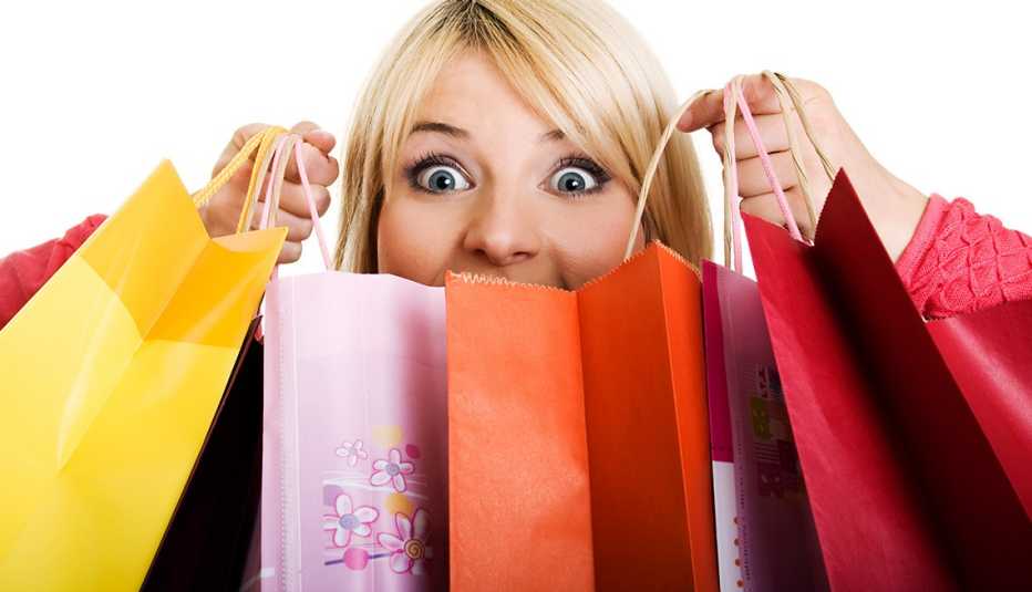Mujer muestra bolsas de compras en tiendas