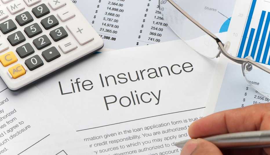 Calculadora sobre hojas con información de pólizas de seguros de vida - Lo que no sabes de los seguros de vida