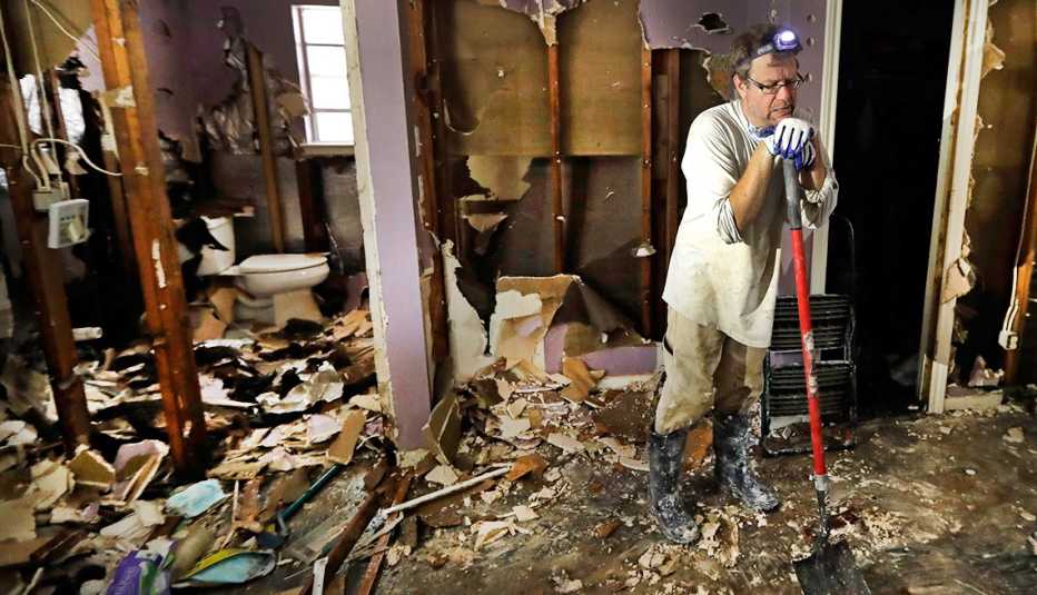 Edward Woods mientras toma un descanso de la limpieza de escombros de la casa de su madre tras el paso del huracán Harvey en Spring, Texas. 