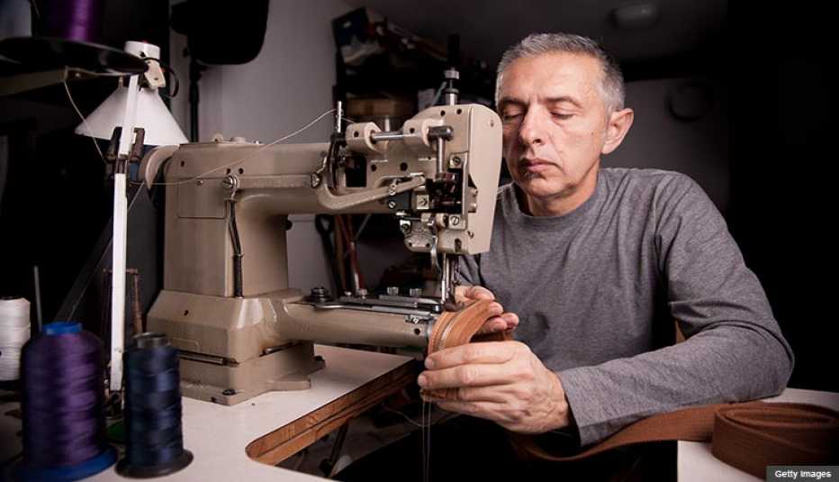 Hombre con una máquina de coser, talentos naturales que hacen dinero