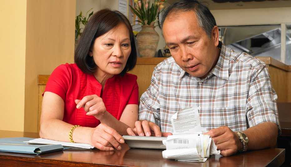Una mujer y un hombre revisando sus gastos