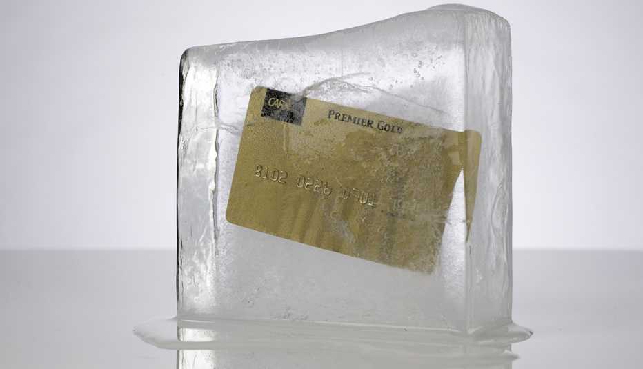 Tarjeta de crédito dentro de un bloque de hielo.