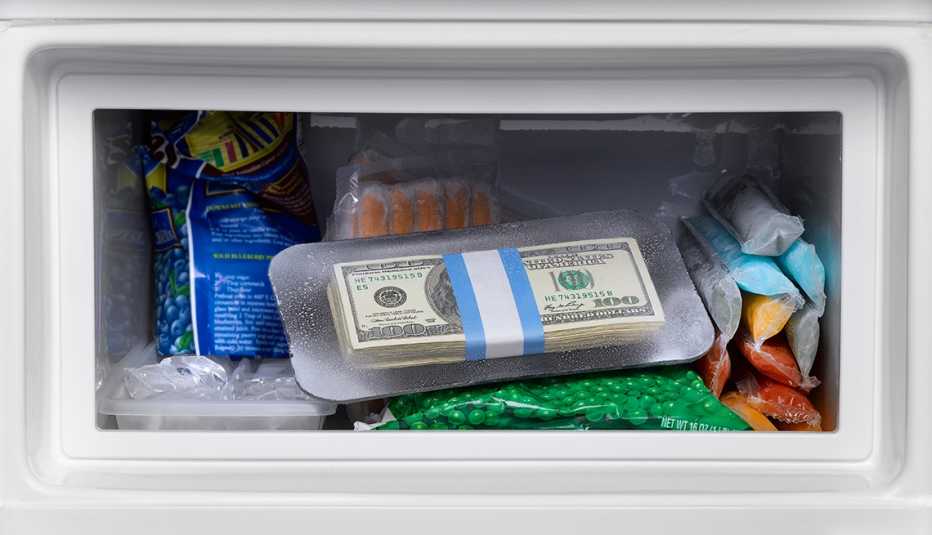 Billetes de dolar en el congelador