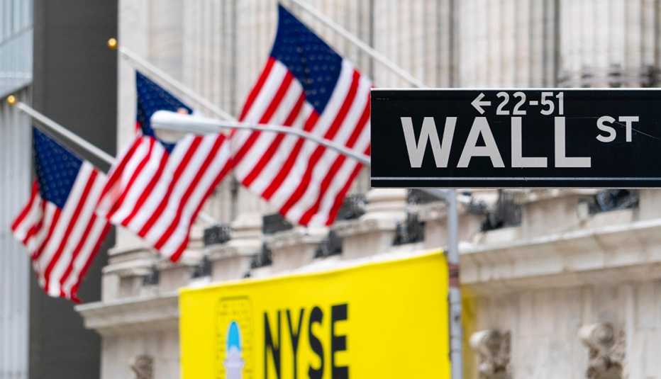 Placa señalética de la calle Wall cerca a la sede de New York Stock Exchange. 