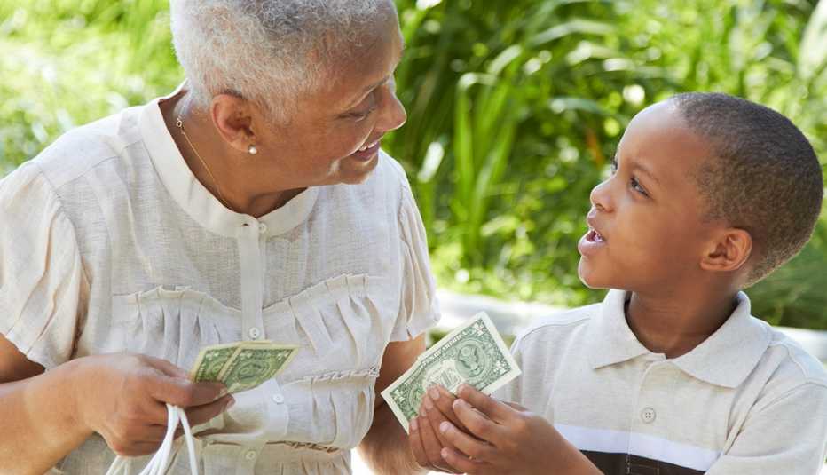 Abuela entrega dinero a su nieto