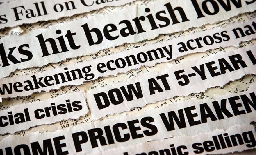 Recortes de titulares de periódicos relacionados con la crisis económica y cómo afecta el valor de la vivienda.