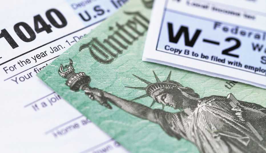 Formulario 1040, cheque del Tesoro de  los Estados Unidos, y W-2