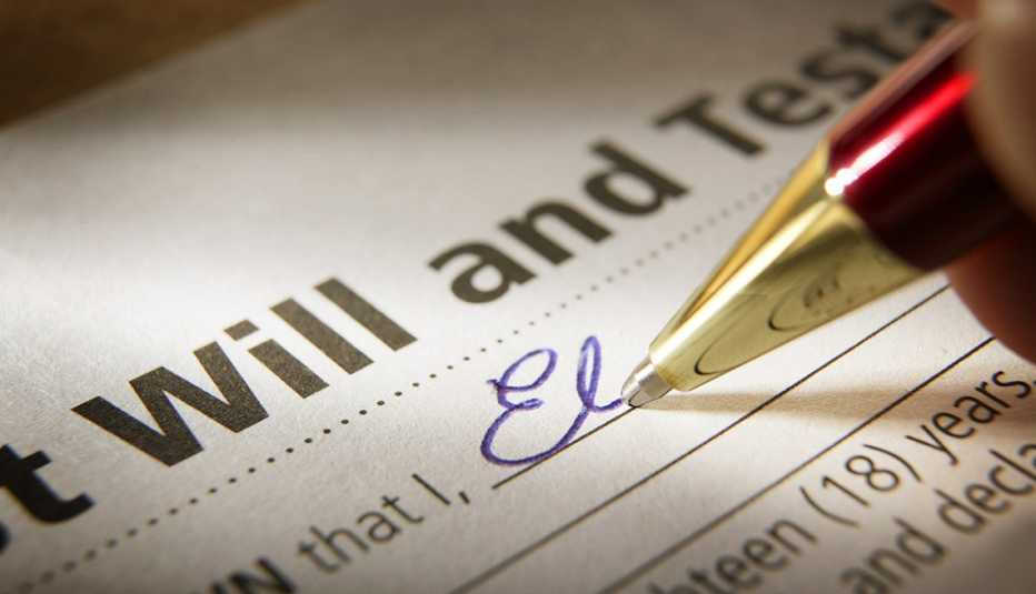 Formulario de un testamento con un lapicero llenando el nombre a mano.