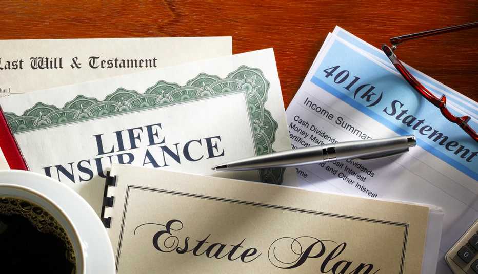 Escritorio con documentos de un seguro de vida, un formulario de 401K, un testamento, y uno de planificación estatal
