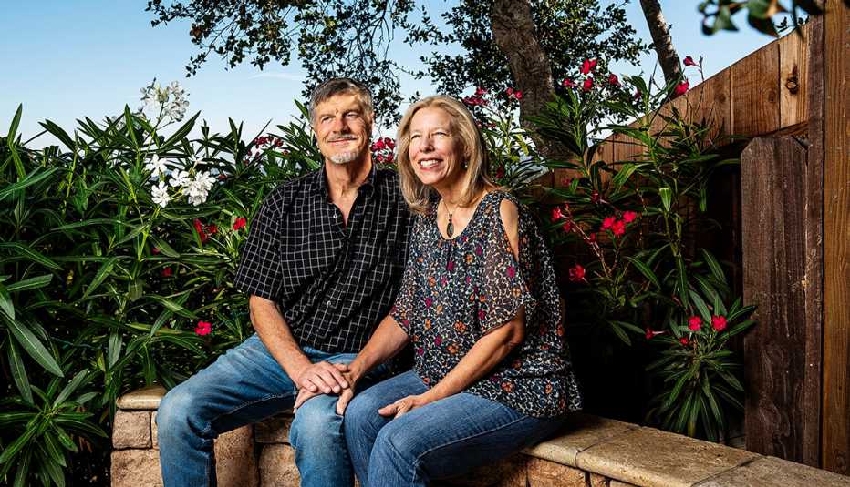 Pamela Parkinson y Tom Josa en el patio de su casa en San Francisco