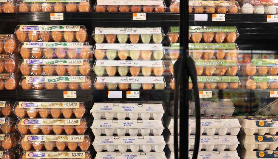Huevos apilados en cartones en el refrigerador de un supermercado en Nueva York