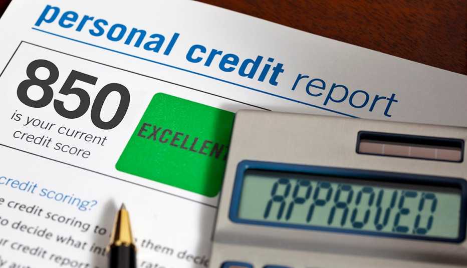 Reporte personal de crédito con un puntaje de 850 puntos al lado de una calculadora que dice aprobado