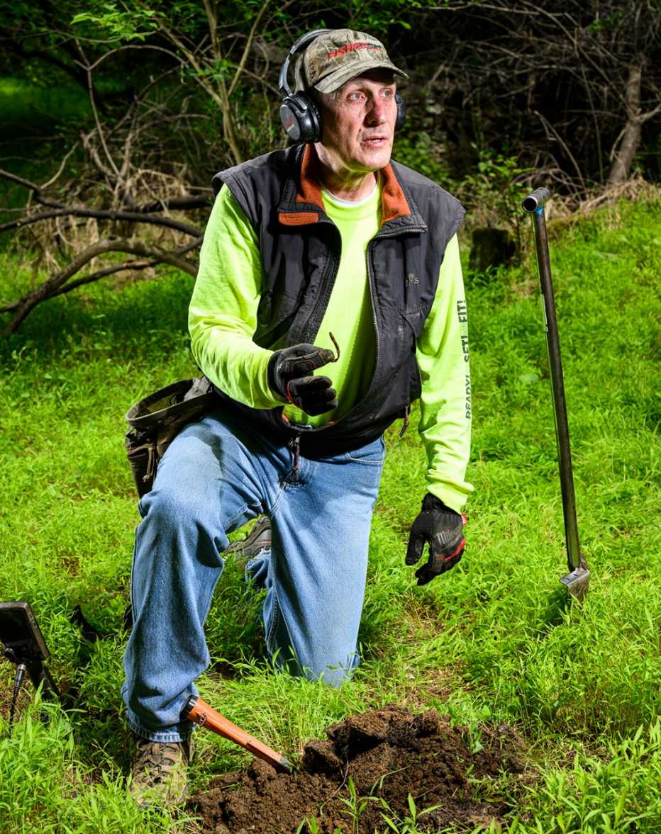Michael McCullough en Baldwin, Maryland usando su detector de metales y abriendo un hueco en la tierra.