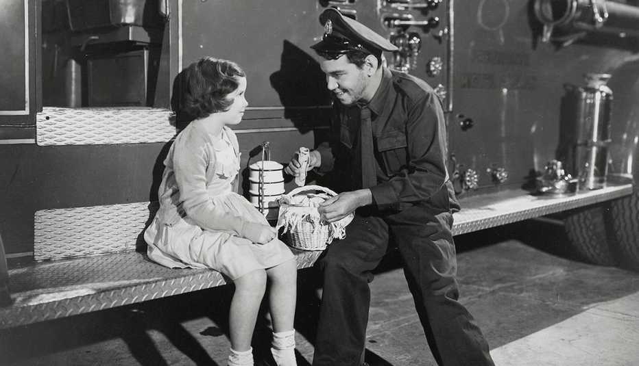 Escena de la película El Bombero Atómico, con Cantinflas y Elisa Quintilla, 1952 