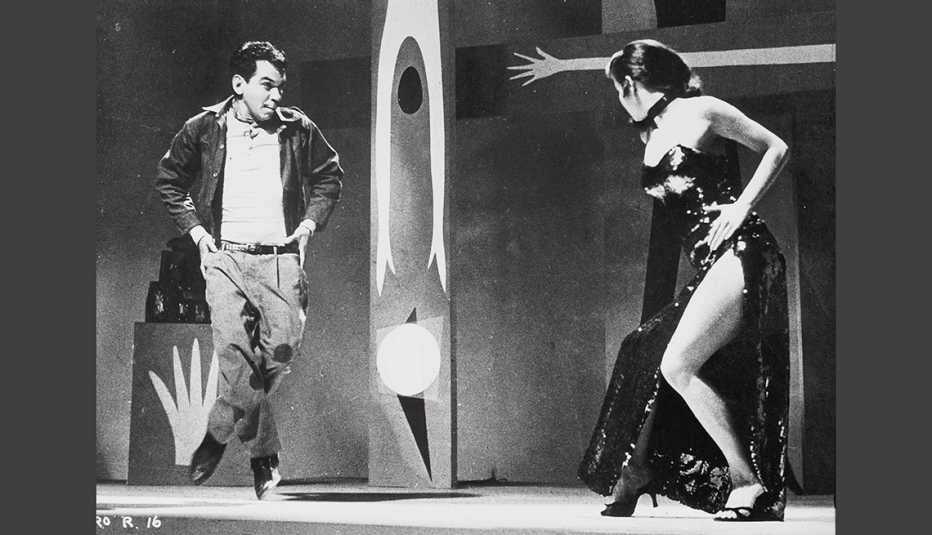 Escena de la película El Bolero de Raquel con Cantinflas y Elaine Bruce, 1957 