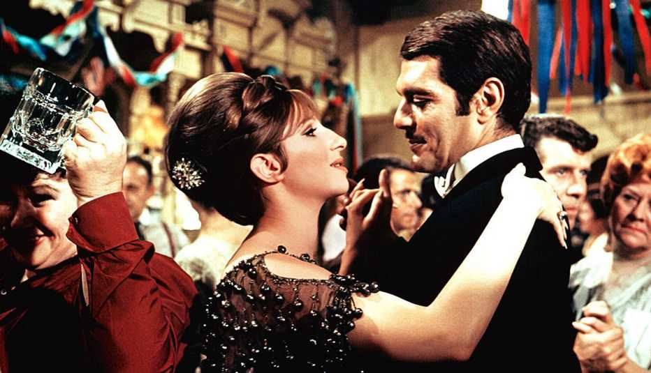 Una escena de la película Funny Girl en la que aparecen bailando Omar Sharif junto a Barbra Streisand.