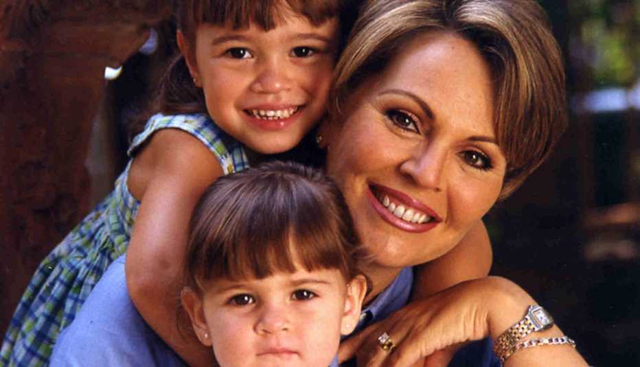 María Elena Salinas con sus hijas cuando tenían menos de 10 años de edad