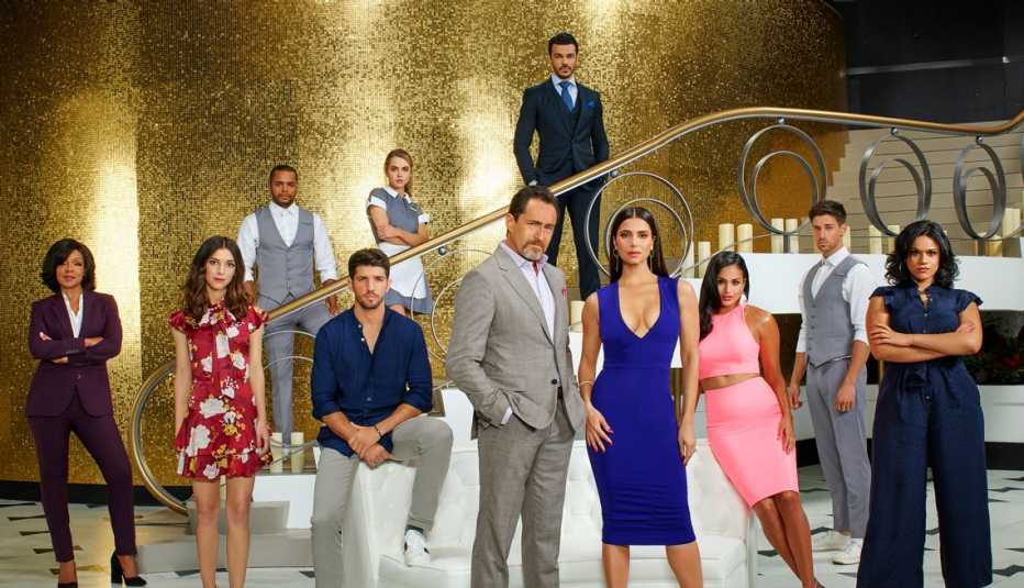 Elenco de la serie de ABC, Grand Hotel, con —centro— Demién Bichir y Rosselyn Sánchez 