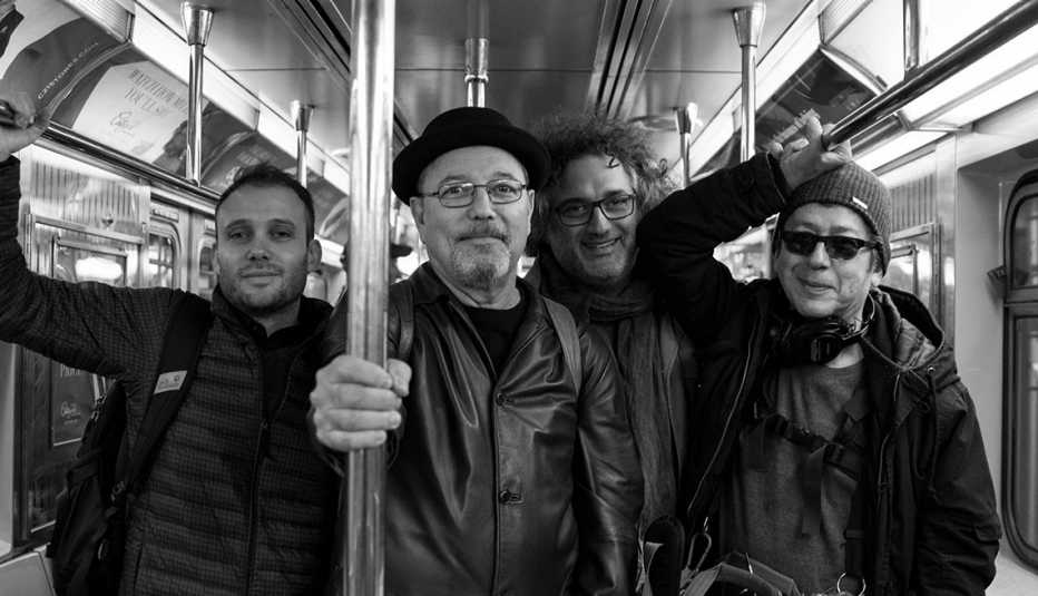 Rubén Blades en el metro de Nueva York con el equipo del documental Yo no me llamo Rubén Blades