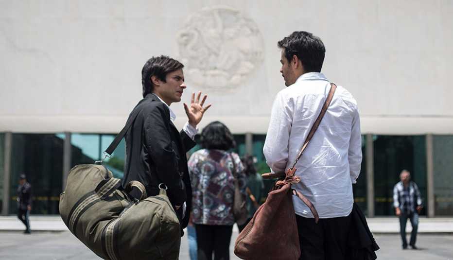 Gael García, izquierda, en una escena de la película Museo.