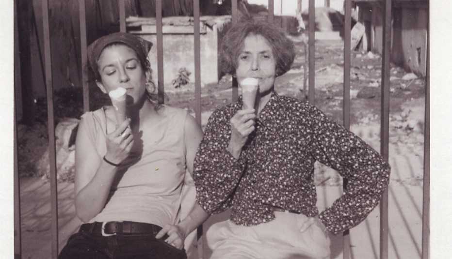 Michelle Memran y María Irene Fornés comiendo helado en La Habana, Cuba.
