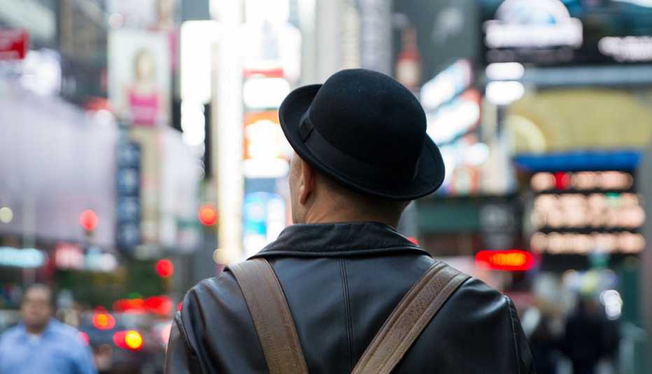 Rubén Blades caminando por Nueva York