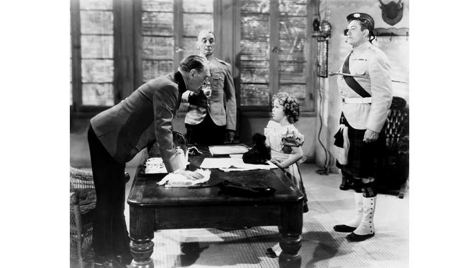 Shirley Temple en la película WEE WILLIE WINKIE, 1937