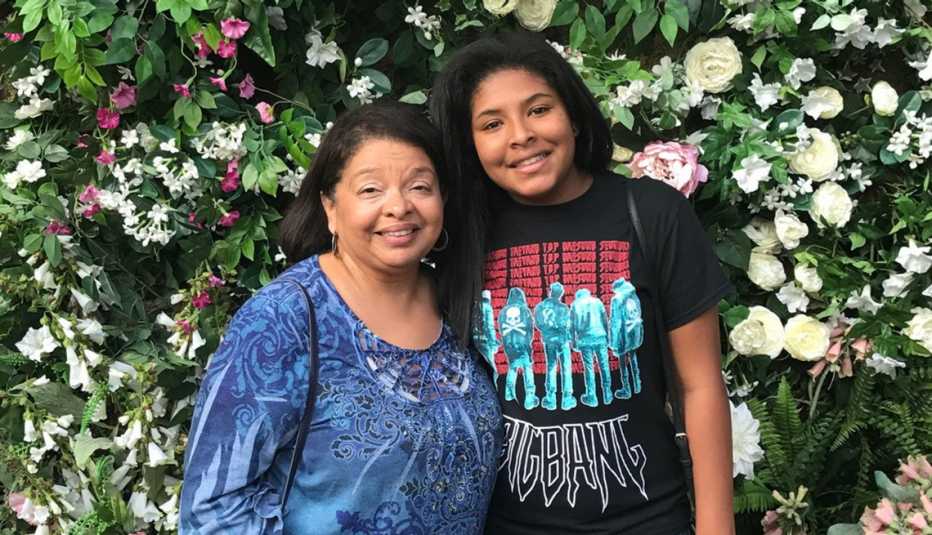 Bárbara Gutierrez y su hija adoptada sonríen