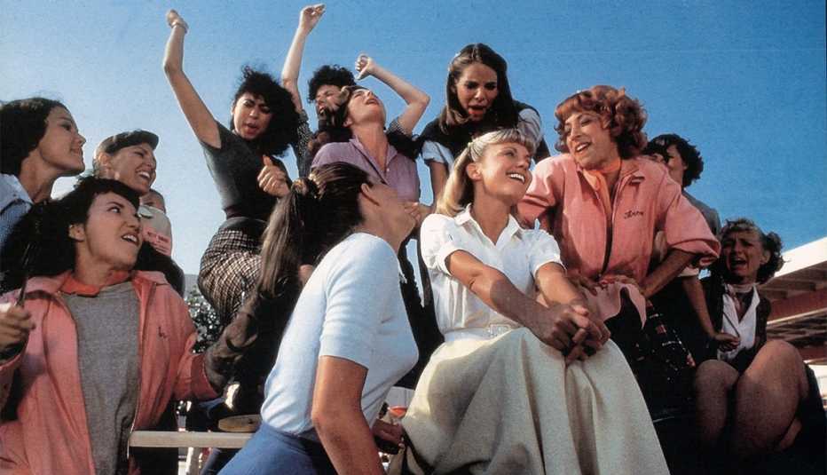 Olivia Newton-John, Didi Conn y otros actores en una escena de Grease