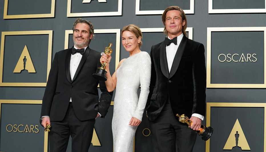 Ganadores de un premio Óscar, Joaquin Phoenix como mejor actor, por Joker, Renee Zellweger mejor actriz por Judy, y Brad Pitt como actor de reparto por Once Upon a Time in Hollywood.